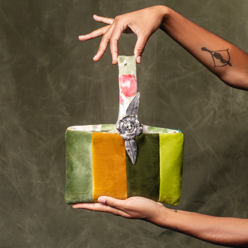 Bolsa Artesanal "Texturas da Terra" com Adorno Botânico